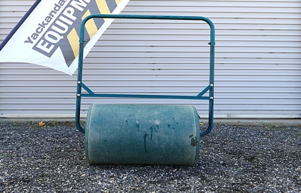 Turf water roller